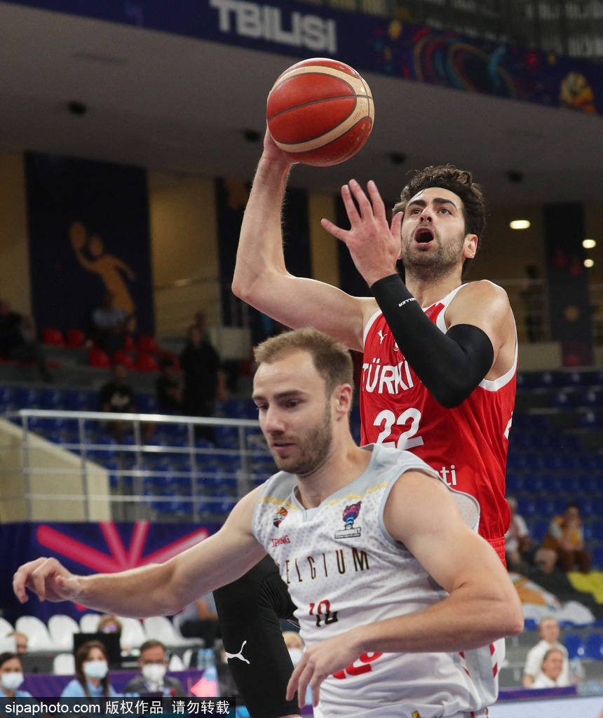 包含NBA常规赛赛程吃紧；上海申花国际比赛日更衣室发声；悬念犹存；临场指挥获称赞的词条