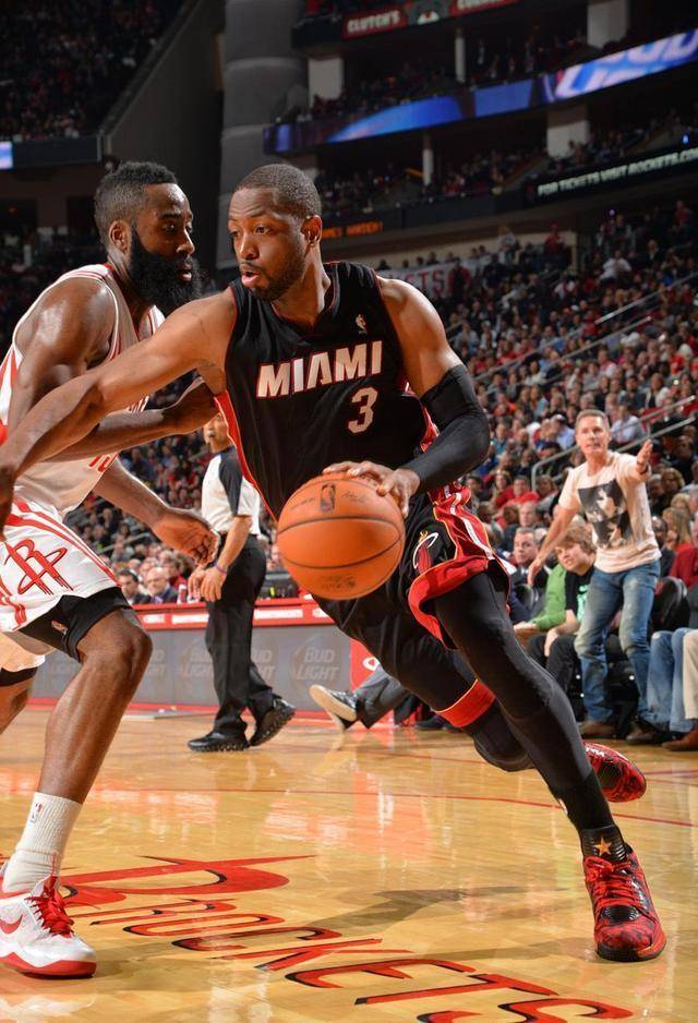 包含NBA常规赛赛程吃紧；上海申花国际比赛日更衣室发声；悬念犹存；临场指挥获称赞的词条